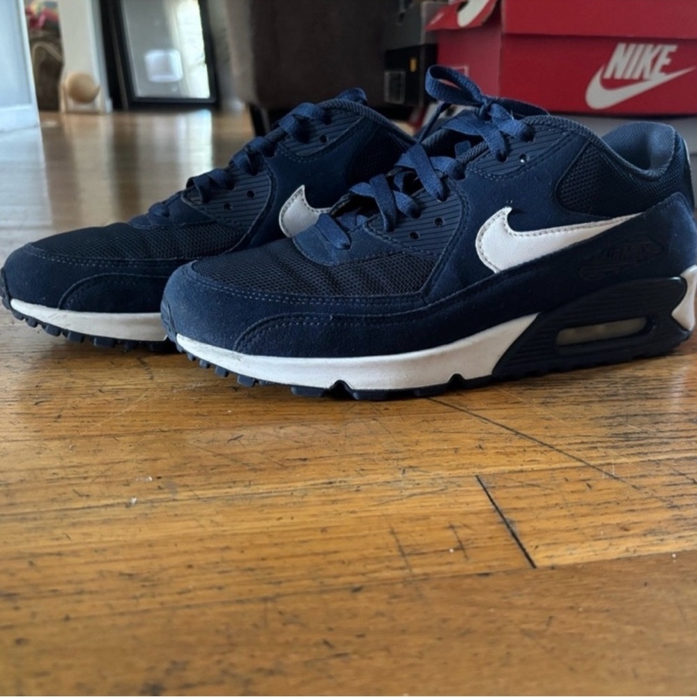 Nike Air Max 90
Men's 9.5.